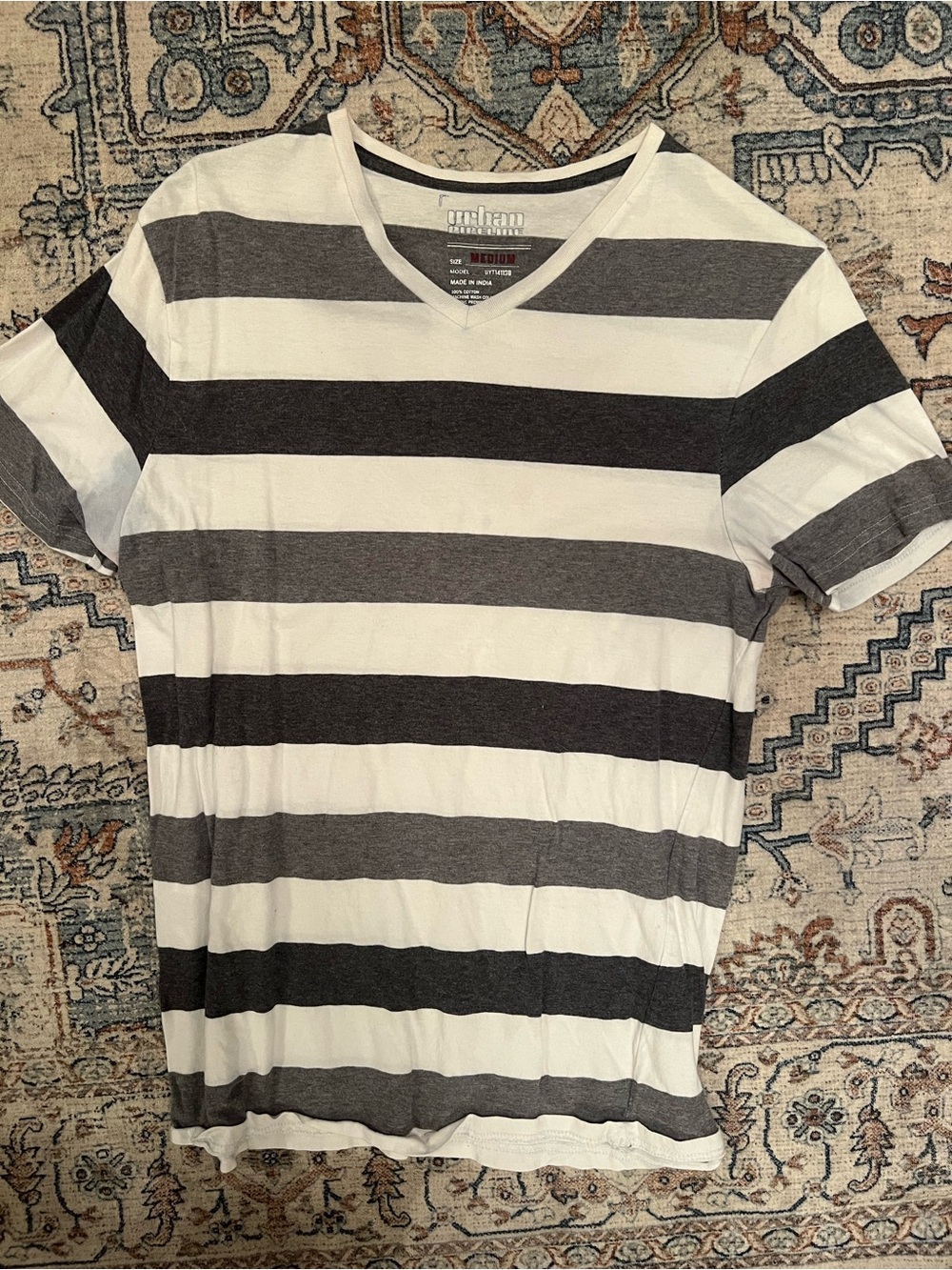 urban pipeline Men’s Gray & White Striped V-Neck Tee